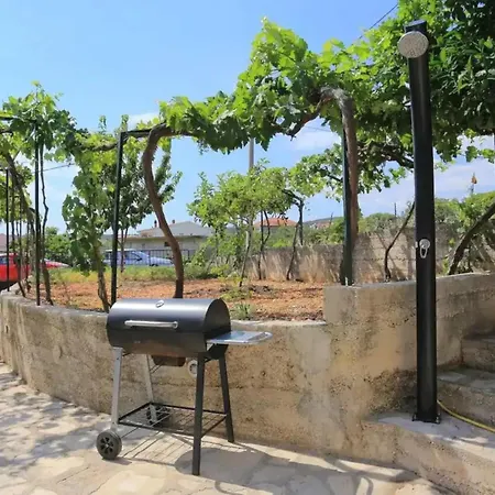 Neda By Interhome Vinišće